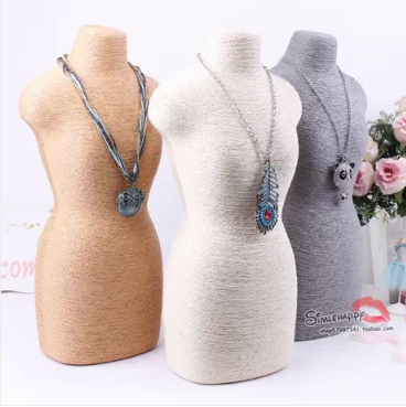 ファッショナブルなホワイトジュエリーバストマネキンペンダント - Body Jewelry Plus のレビューと価格